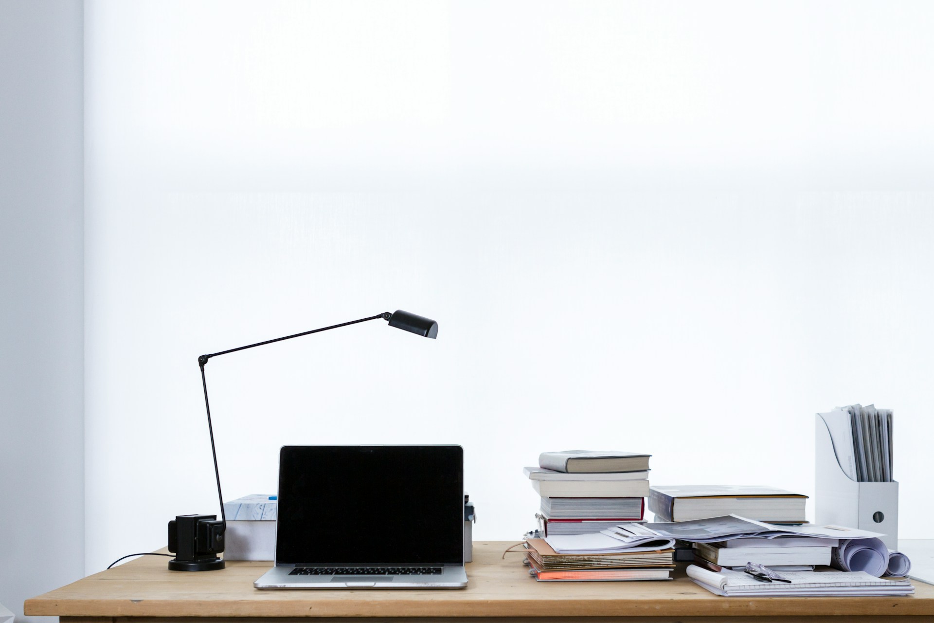 Werkplek met laptop en notities voor projectuitvoering